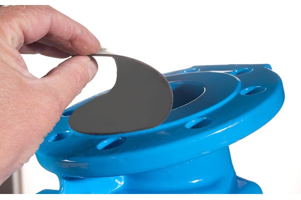 Flange_Protection_Disc_being_removed_from_Blue_Valve.jpg